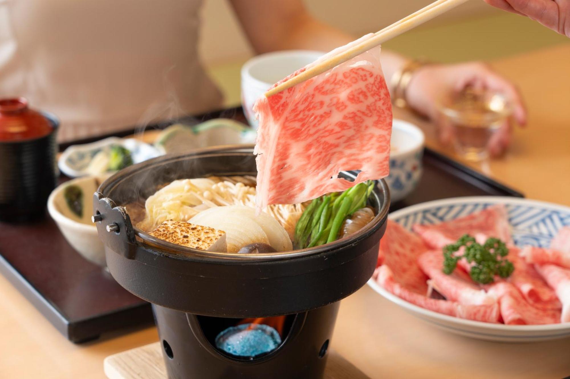 Hotel Associa Tojohaši Exteriér fotografie A piece of Kobe beef being cooked in a pot